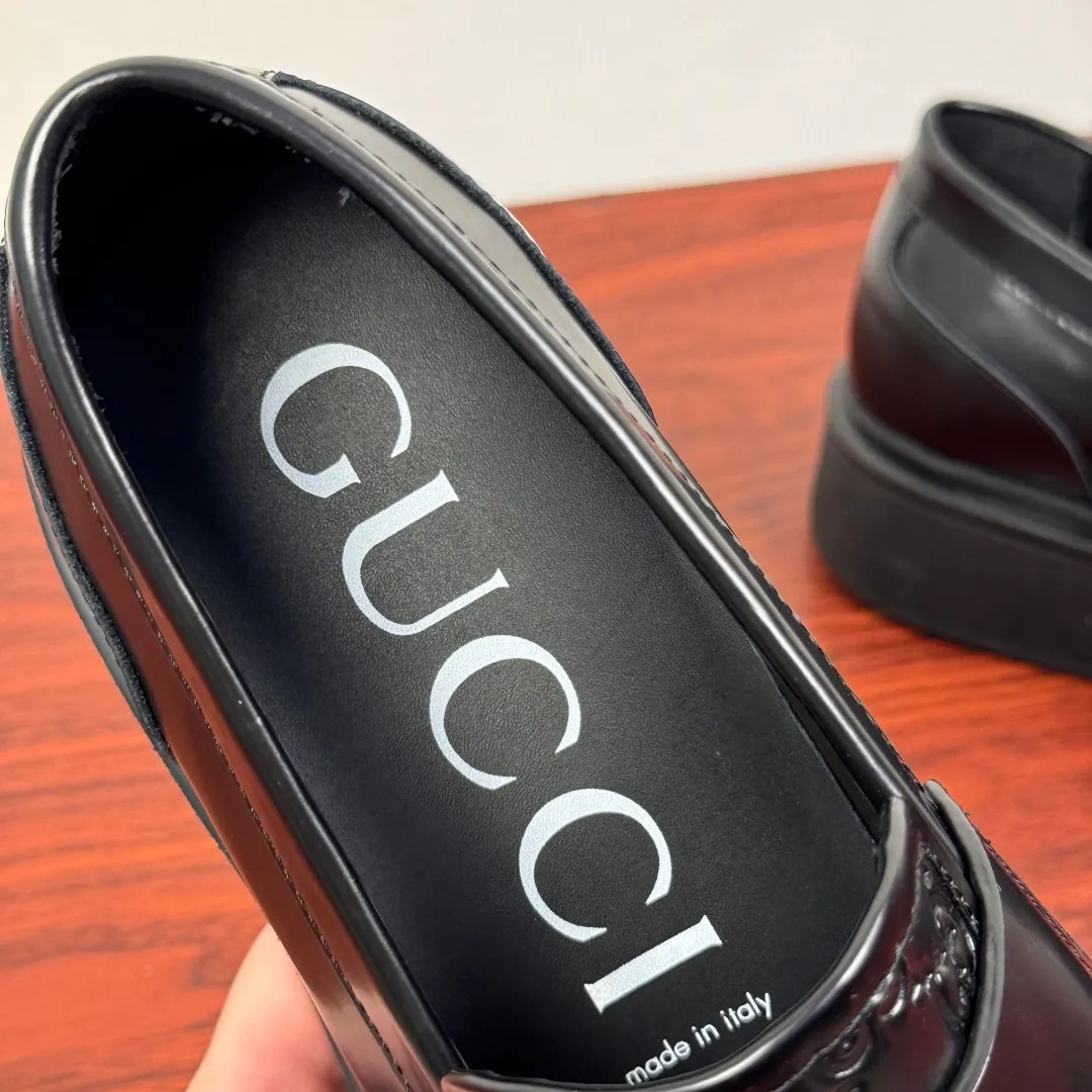 Batch 780 Gucci/Gucci new men's loafers with GG details, thick-soled slip-ons! The design of this men's lace-up shoe is rooted in the brand's heritage. It is carefully crafted from high-quality calfskin/open-edge beaded cowhide/suede cowhide. It is made of various leather types and is embellished with GG printed embossed suede leather details, which pays homage to Gucci's classic monogram. The rubber sole with GG pattern adds a modern touch to the design. Classic and simple sponge cake style design. European and American classic version, full calfskin lining. The overall upper texture is soft. The lining is comfortable and breathable. 2CM thickened soft rubber sole, easy to control. Versatile and stylish on the foot. Available in multiple colors to meet different matching needs. Full package! Size: 39-40-41-42-43-44 Leather shoe size (can be customized to 38.45.46) Item number: 7826 Loafers Open edge beads